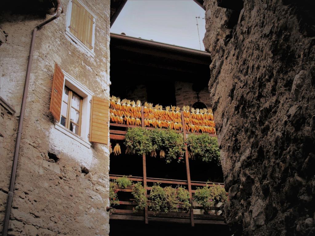 La Piazzetta Di Canale B&B Tenno Exterior photo